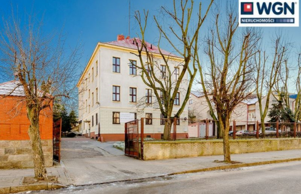 Łomża, budynek biurowy, 993 m2, sprzedam, 940 000 zł, netto.  
  
Na sprzedaż budynek biurowy na dużej działce w ścisłym centru
