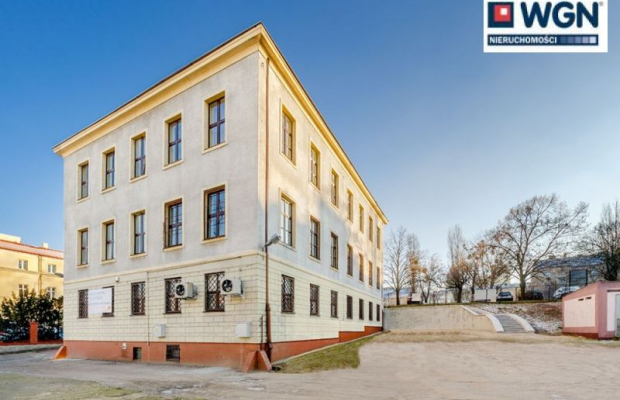 Łomża, budynek biurowy, 993 m2, sprzedam, 940 000 zł, netto.  
  
Na sprzedaż budynek biurowy na dużej działce w ścisłym centru