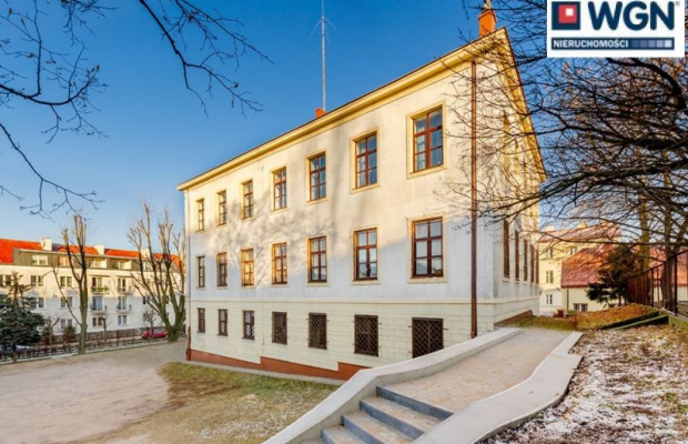 Łomża, budynek biurowy, 993 m2, sprzedam, 940 000 zł, netto.  
  
Na sprzedaż budynek biurowy na dużej działce w ścisłym centru