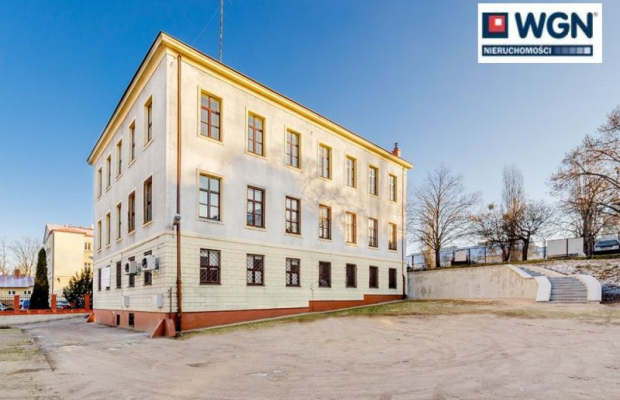 Łomża, budynek biurowy, 993 m2, sprzedam, 940 000 zł, netto.  
  
Na sprzedaż budynek biurowy na dużej działce w ścisłym centru