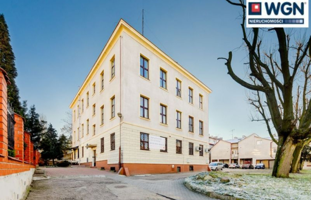 Łomża, budynek biurowy, 993 m2, sprzedam, 940 000 zł, netto.  
  
Na sprzedaż budynek biurowy na dużej działce w ścisłym centru