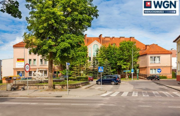 Giżycko, budynek biurowo-techniczny, 477 m2, sprzedam, 2 400 000 zł, netto.  
  
Duży kompleks biurowy przy głównej ulicy miast