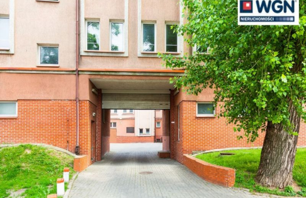 Giżycko, budynek biurowo-techniczny, 477 m2, sprzedam, 2 400 000 zł, netto.  
  
Duży kompleks biurowy przy głównej ulicy miast