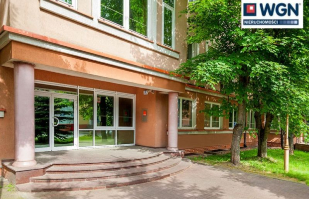 Giżycko, budynek biurowo-techniczny, 477 m2, sprzedam, 2 400 000 zł, netto.  
  
Duży kompleks biurowy przy głównej ulicy miast