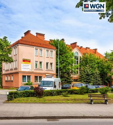 Giżycko, budynek biurowo-techniczny, 477 m2, sprzedam, 2 400 000 zł, netto.  
  
Duży kompleks biurowy przy głównej ulicy miast