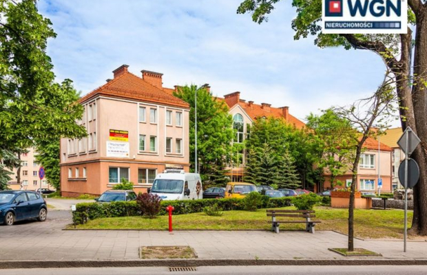 Giżycko, budynek biurowo-techniczny, 477 m2, sprzedam, 2 400 000 zł, netto.  
  
Duży kompleks biurowy przy głównej ulicy miast