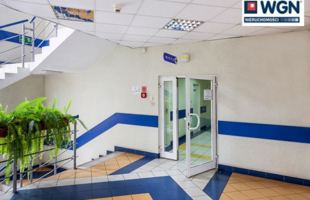 Giżycko, budynek biurowo-techniczny, 477 m2, sprzedam, 2 400 000 zł, netto.  
  
Duży kompleks biurowy przy głównej ulicy miast