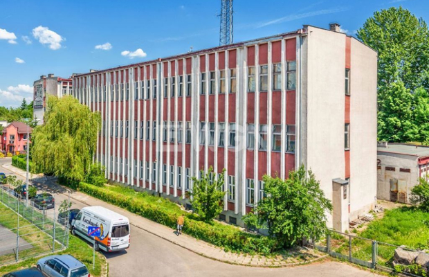 Kościerzyna, budynek biurowo - techniczny, 3920 m2, sprzedam, 2 100 000 zł netto.  
  
Duży budynek biurowo-techniczny (usługow