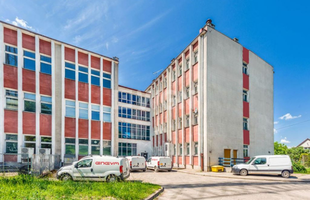 Kościerzyna, budynek biurowo - techniczny, 3920 m2, sprzedam, 2 100 000 zł netto.  
  
Duży budynek biurowo-techniczny (usługow