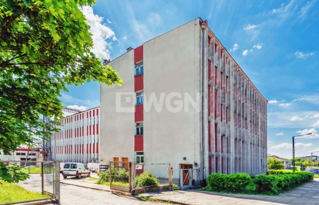 Kościerzyna, budynek biurowo - techniczny, 3920 m2, sprzedam, 2 100 000 zł netto.  
  
Duży budynek biurowo-techniczny (usługow