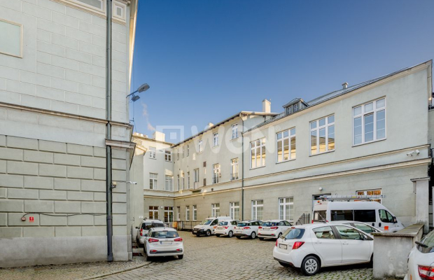 Zielona Góra, budynki biurowe, sprzedam, 2 100 000 zł netto.  
  
Budynki biurowe w centrum Zielonej Góry, z wewnętrznym parkin
