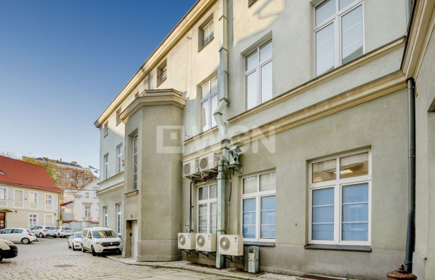 Zielona Góra, budynki biurowe, sprzedam, 2 100 000 zł netto.  
  
Budynki biurowe w centrum Zielonej Góry, z wewnętrznym parkin