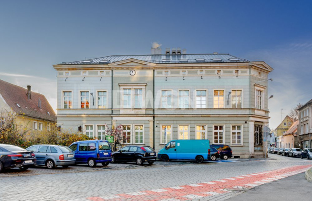 Zielona Góra, budynki biurowe, sprzedam, 2 100 000 zł netto.  
  
Budynki biurowe w centrum Zielonej Góry, z wewnętrznym parkin