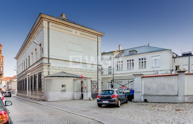 Zielona Góra, budynki biurowe, sprzedam, 2 100 000 zł netto.  
  
Budynki biurowe w centrum Zielonej Góry, z wewnętrznym parkin