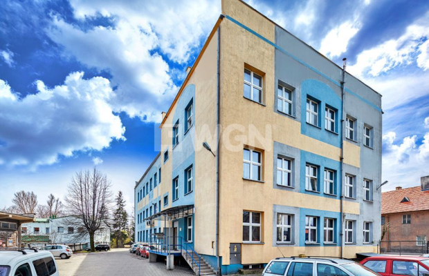 Bystrzyca Kłodzka, budynek biurowo - usługowy, sprzedam, 980 000 zł netto.  
  
Budynek wolnostojący, trzykondygnacyjny, podpiw