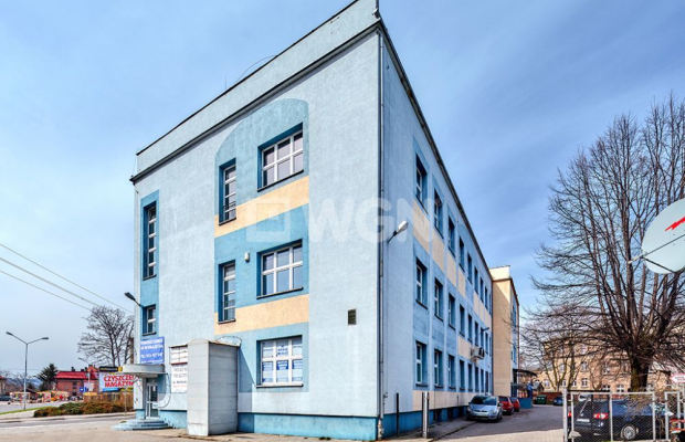 Bystrzyca Kłodzka, budynek biurowo - usługowy, sprzedam, 980 000 zł netto.  
  
Budynek wolnostojący, trzykondygnacyjny, podpiw
