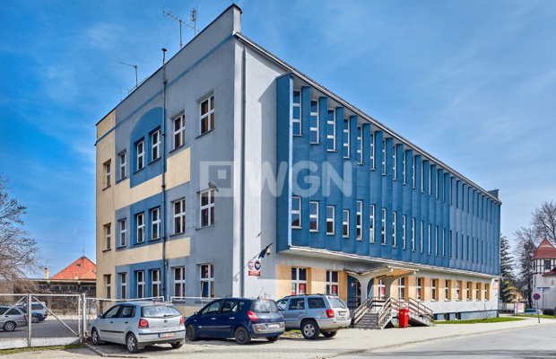 Bystrzyca Kłodzka, budynek biurowo - usługowy, sprzedam, 980 000 zł netto.  
  
Budynek wolnostojący, trzykondygnacyjny, podpiw