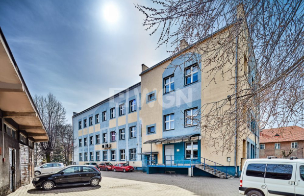 Bystrzyca Kłodzka, budynek biurowo - usługowy, sprzedam, 980 000 zł netto.  
  
Budynek wolnostojący, trzykondygnacyjny, podpiw