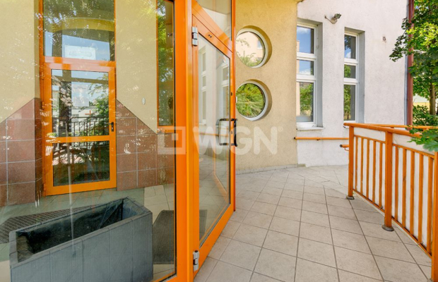 Gdynia, budynek biurowo - usługowy, sprzedam, 3 315 000 zł netto.  
  
Budynek biurowy w dobrej lokalizacji, w pobliżu gdyńskie