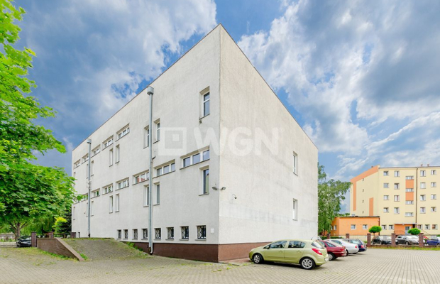 Słubice, budynek biurowy, 1504 m2, sprzedam, 1 600 000 PLN netto.  
  
Budynek biurowy z parkingiem w centrum Słubic.  
  
Nier