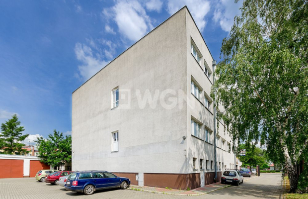Słubice, budynek biurowy, 1504 m2, sprzedam, 1 600 000 PLN netto.  
  
Budynek biurowy z parkingiem w centrum Słubic.  
  
Nier