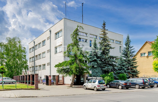 Słubice, budynek biurowy, 1504 m2, sprzedam, 1 600 000 PLN netto.  
  
Budynek biurowy z parkingiem w centrum Słubic.  
  
Nier