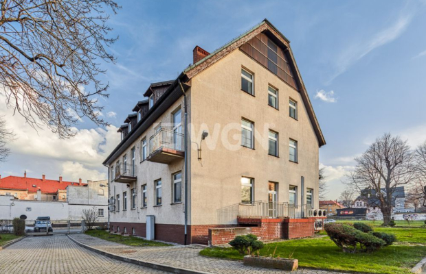 Bielawa, budynek biurowo - mieszkalny, 2306 m2, sprzedam, 1 030 000 PLN netto.  
  
Budynek biurowo-mieszkalny tuż przy Rynku. 