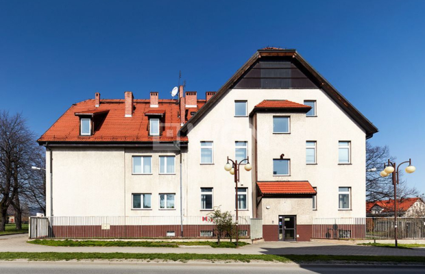 Bielawa, budynek biurowo - mieszkalny, 2306 m2, sprzedam, 1 030 000 PLN netto.  
  
Budynek biurowo-mieszkalny tuż przy Rynku. 