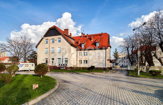 Bielawa, budynek biurowo - mieszkalny, 2306 m2, sprzedam, 1 030 000 PLN netto.  
  
Budynek biurowo-mieszkalny tuż przy Rynku. 