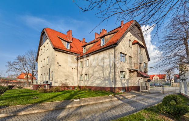 Bielawa, budynek biurowo - mieszkalny, 2306 m2, sprzedam, 1 030 000 PLN netto.  
  
Budynek biurowo-mieszkalny tuż przy Rynku. 