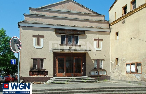Kożuchów, lokal, 400 m2, sprzedam, 420 000 zł.  
  
Na sprzedaż budynek kina Uciecha położony w centrum miasta.  
Nieruchomość 