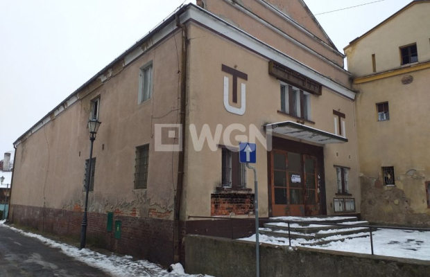 Kożuchów, lokal, 400 m2, sprzedam, 420 000 zł.  
  
Na sprzedaż budynek kina Uciecha położony w centrum miasta.  
Nieruchomość 