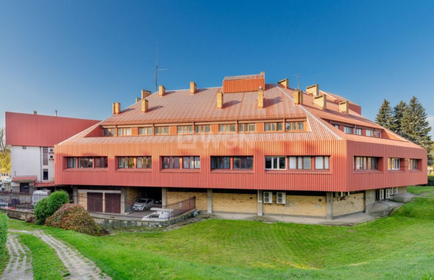 Krosno, kompleks 5 budynków biurowych, sprzedam, 2 500 000 PLN netto.  
  
Na ogrodzonym terenie znajdują się 5 budynków biurow