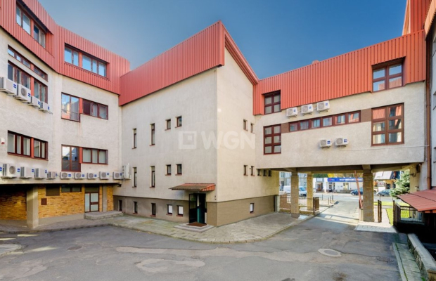 Krosno, kompleks 5 budynków biurowych, sprzedam, 2 500 000 PLN netto.  
  
Na ogrodzonym terenie znajdują się 5 budynków biurow