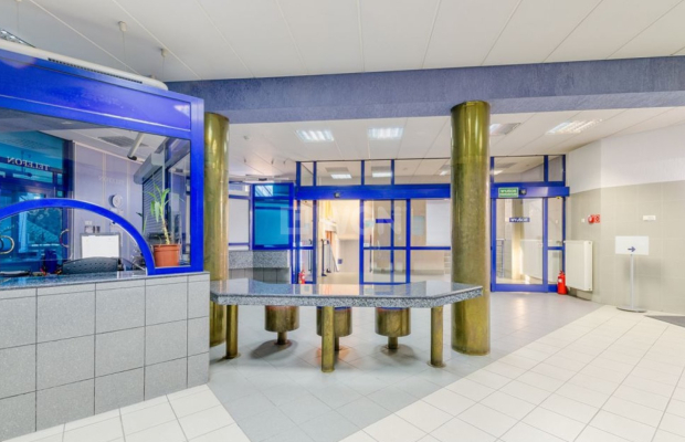 Krosno, kompleks 5 budynków biurowych, sprzedam, 2 500 000 PLN netto.  
  
Na ogrodzonym terenie znajdują się 5 budynków biurow
