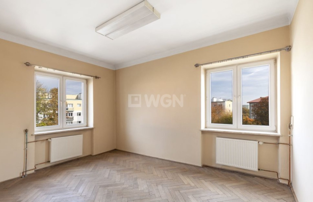 Łęczyca, budynek biurowy, budynek magazynowy, sprzedam, 1 740 000 PLN, netto.  
  
Budynek biurowy w centrum Łęczycy, przy głów
