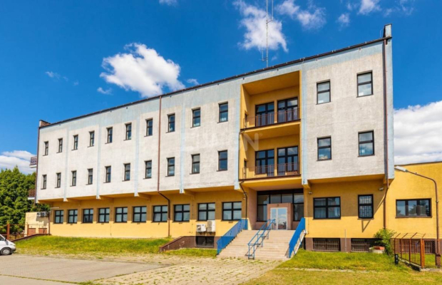 Radom, budynek biurowy z parkingiem, 2175 m2, sprzedam, 2 050 000 zł, netto.  
  
Nieruchomość obejmuje działki o łącznej powie