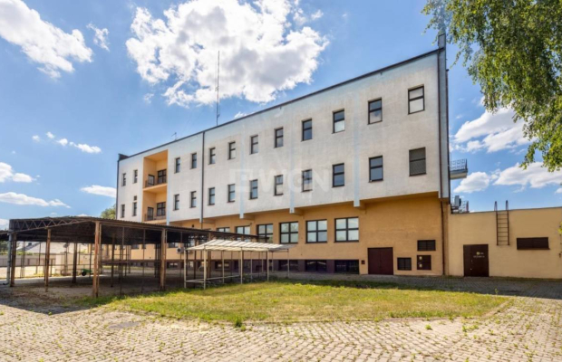 Radom, budynek biurowy z parkingiem, 2175 m2, sprzedam, 2 050 000 zł, netto.  
  
Nieruchomość obejmuje działki o łącznej powie