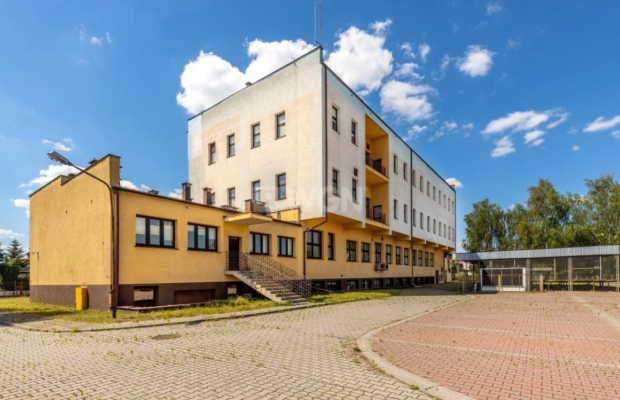 Radom, budynek biurowy z parkingiem, 2175 m2, sprzedam, 2 050 000 zł, netto.  
  
Nieruchomość obejmuje działki o łącznej powie