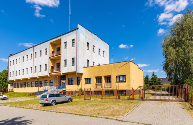 Radom, budynek biurowy z parkingiem, 2175 m2, sprzedam, 2 050 000 zł, netto.  
  
Nieruchomość obejmuje działki o łącznej powie