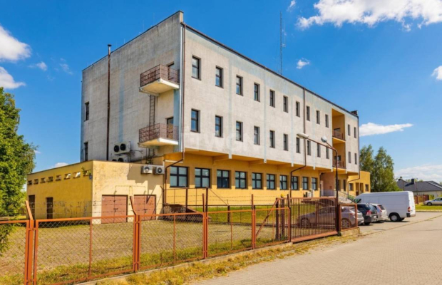 Radom, budynek biurowy z parkingiem, 2175 m2, sprzedam, 2 050 000 zł, netto.  
  
Nieruchomość obejmuje działki o łącznej powie
