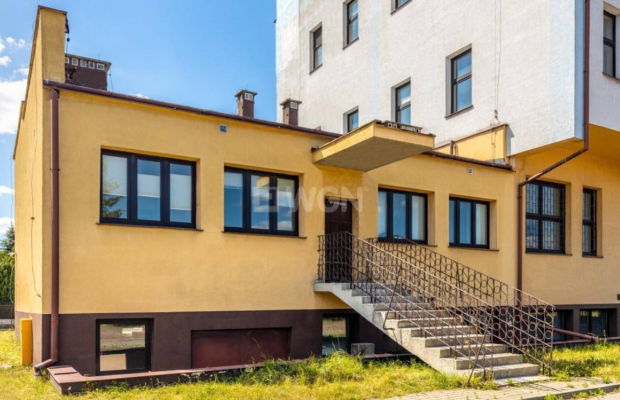 Radom, budynek biurowy z parkingiem, 2175 m2, sprzedam, 2 050 000 zł, netto.  
  
Nieruchomość obejmuje działki o łącznej powie