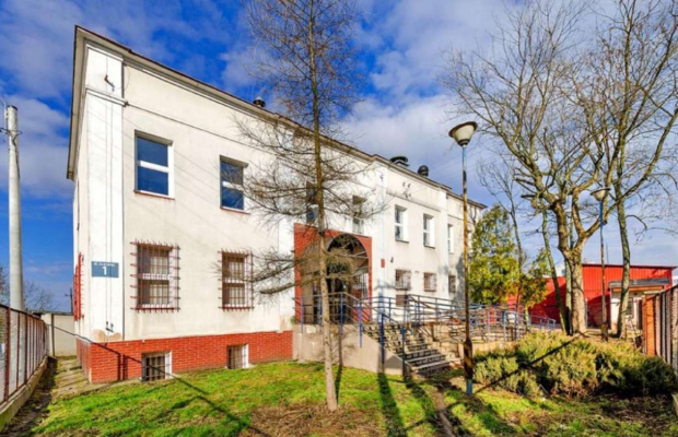 Błonie, nieruchomość biurowo - magazynowa, pow 817 m2, działka 1781 m2, sprzedam, 990 000 PLN netto.  
  
Nieruchomość nie jest