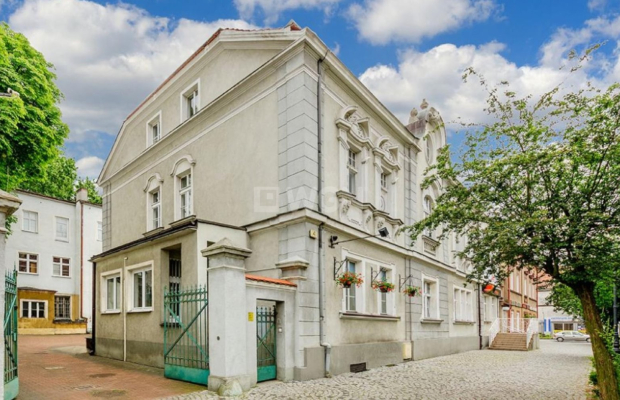 Nowa Sól, obiekt pod mieszkania, 2079 m2, sprzedam, 1 180 000 PLN netto.  
  
Atrakcyjna nieruchomość w zabytkowej części miast