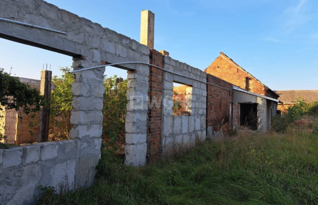 Wilków, działka, sprzedam, cena 59000 zł.  
  
Przedmiotem sprzedaży jest działka zabudowana pozostałościami po budynku mieszka