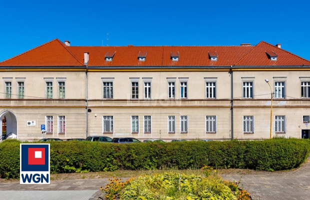 Stargard, budynek usługowo - mieszkalny, 4 663 m2, sprzedam, cena 2 650 000 PLN netto.  
  
Zespół budynków biurowych w centrum
