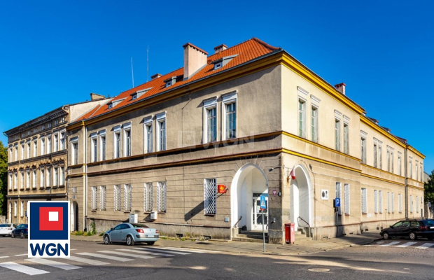 Stargard, budynek usługowo - mieszkalny, 4 663 m2, sprzedam, cena 2 650 000 PLN netto.  
  
Zespół budynków biurowych w centrum