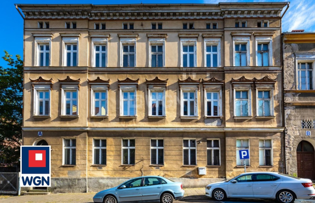 Stargard, budynek usługowo - mieszkalny, 4 663 m2, sprzedam, cena 2 650 000 PLN netto.  
  
Zespół budynków biurowych w centrum