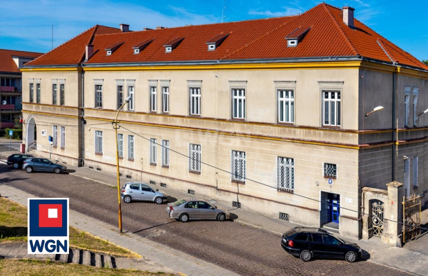 Stargard, budynek usługowo - mieszkalny, 4 663 m2, sprzedam, cena 2 650 000 PLN netto.  
  
Zespół budynków biurowych w centrum