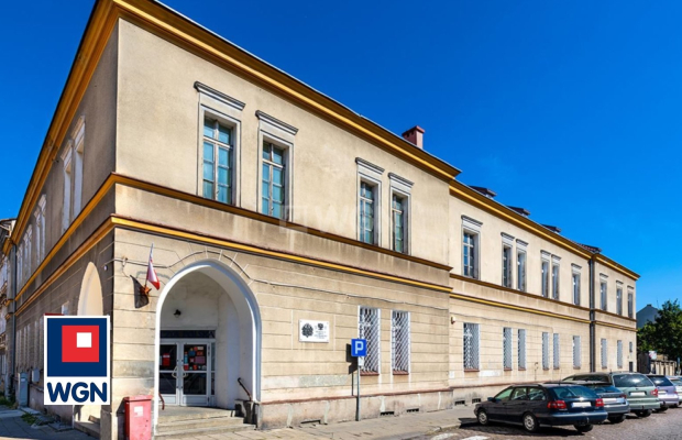 Stargard, budynek usługowo - mieszkalny, 4 663 m2, sprzedam, cena 2 650 000 PLN netto.  
  
Zespół budynków biurowych w centrum